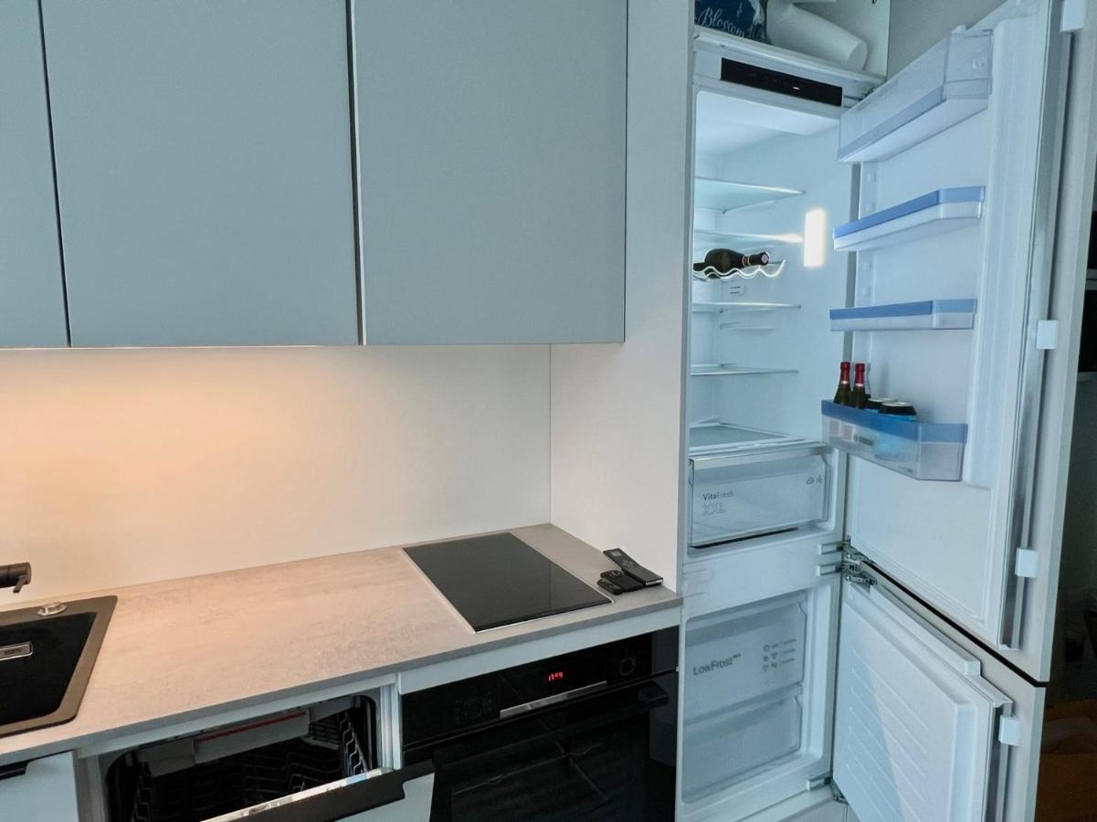 Huoneisto Brand New Centre Apartment, Free Parking Spot *