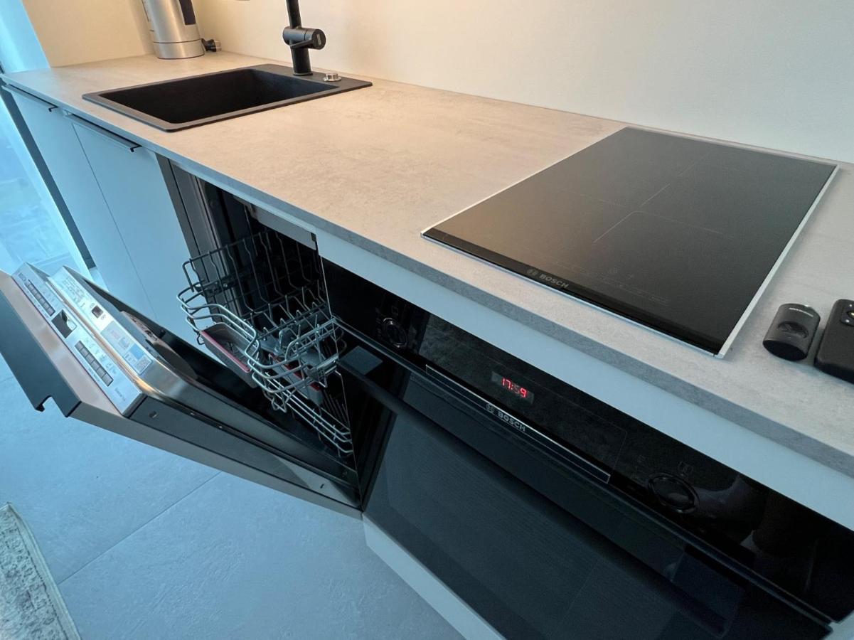Huoneisto Brand New Centre Apartment, Free Parking Spot *