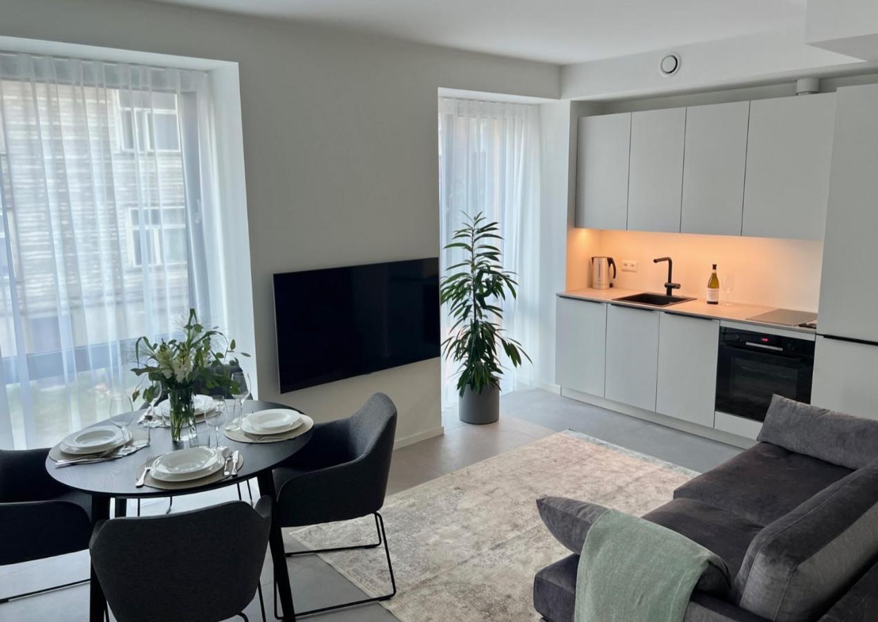 Huoneisto Brand New Centre Apartment, Free Parking Spot