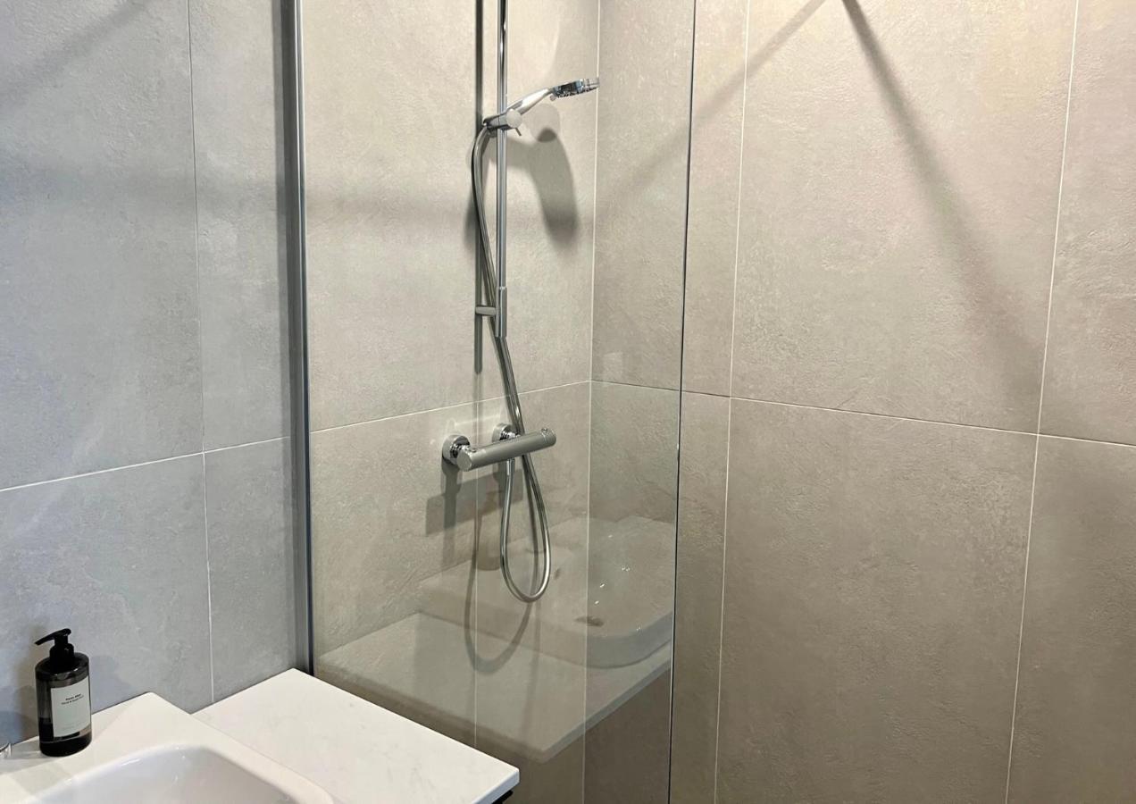 Huoneisto Brand New Centre Apartment, Free Parking Spot