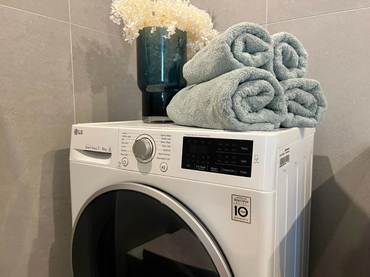 Brand New Centre Apartment, Free Parking Spot Апартамент *